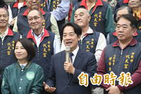 賴清德屏東代天宮參香 鄉親爭相握手要簽名氣氛超嗨 賴清德屏東代天宮參香 鄉親爭相握手要簽名氣氛超嗨