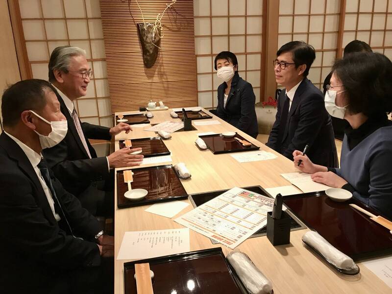 高雄市長陳其邁（右二）與日華懇會長古屋圭司等國會議員餐敘。（高雄市府提供）