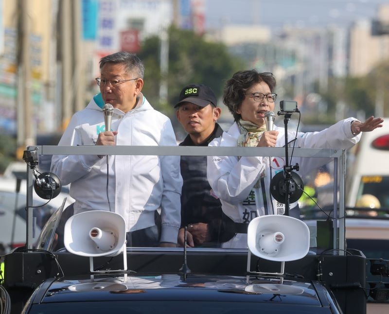 有媒體引述蔡壁如(前右) 19日受訪時說，「藍白合」分裂後，印有民眾黨總統、副總統候選人的面紙「一包都發不出去」，讓幹部面臨「柯文哲變成障...