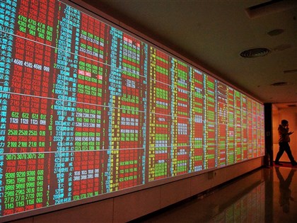 特斯拉勁揚近7% 台股觀察鴻海陽明除息表現